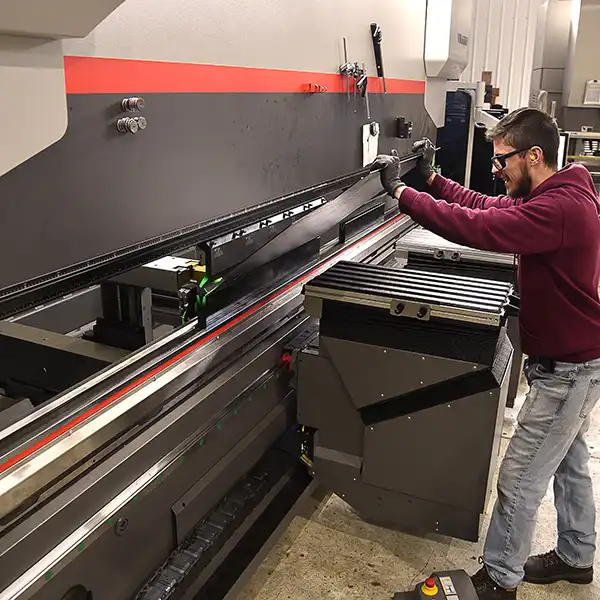 bystonic-xpert-pro-press-brake-Flextur (1) Bystronic Xpert Pro press brake at Flextur – Advanced metal forming with 6-axis backgauge and high-tonnage capacity.